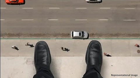 तब्बल चार तासांनी संपलं थरारनाट्य, आत्महत्येच्या प्रयत्नात होता मुंबईतील पोलिस...