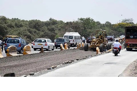 मुंबई-गोवा महामार्गाच्या कामाला कोरोनाची 'बाधा'
