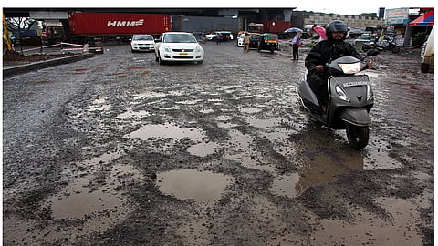 रस्त्यावरील खड्ड्यांच्या दुरुस्तीसाठी