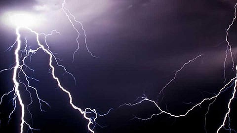 सेल्फी जिवाशी; वीज कोसळून 11 जणांचा मृत्यू, 16 जखमी