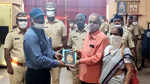 Book Gift Of Rs 20,000 For Prisoners Kolhapur Marathi News