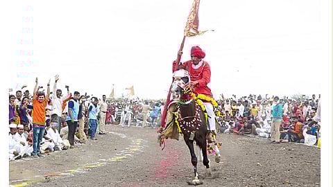 पुरंदावडेत माउलींचे गोल रिंगण उत्साहात
