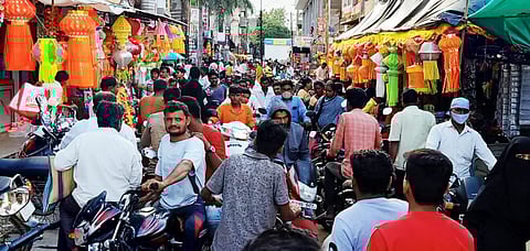 The market in Nevasa taluka is crowded without considering social distance