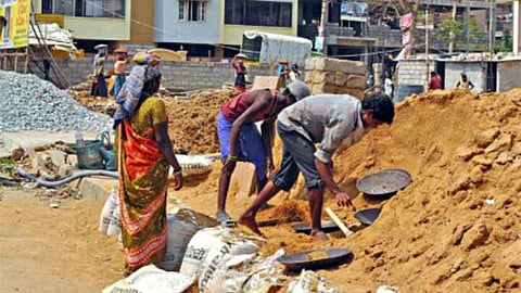 The political leader lured the citizens