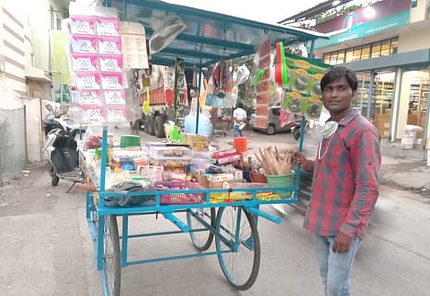 organ player selling plastic things due to corona in dhamangaon railway of amravati