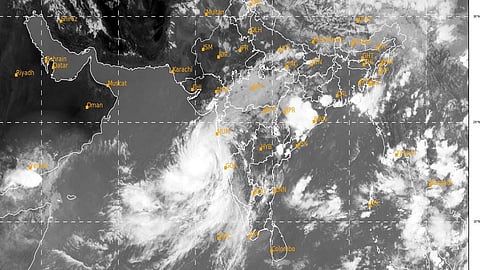 #NisargaCyclone : मुंबईकरांनो राहा तयार, साधारण 'या' वेळी आणि इथं धडकणार निसर्ग चक्रीवादळ