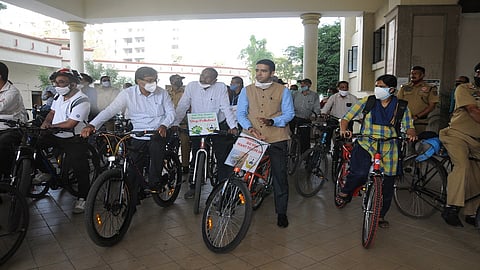 Officers of Nagpur NMC are reached office on Cycle