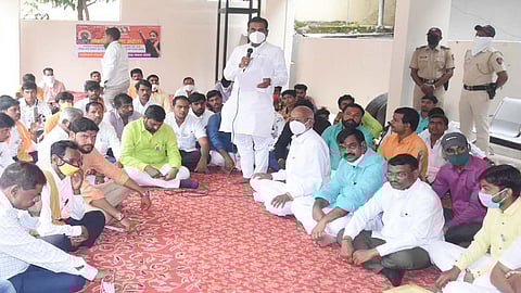 नांदेड - स्वाभिमानी संभाजी बिग्रेड व सकल मराठा समाजातर्फे बुधवारी खासदार प्रताप पाटील चिखलीकर यांच्या निवासस्थानासमोर जागर आंदोलन करण्यात आले.