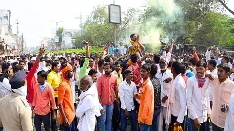 नांदेड - ग्रामपंचायतीच्या निवडणुकीत सोमवारी मतमोजणी झाल्यानंतर विजयी उमेदवारांसोबत कार्यकर्त्यांनी आनंद साजरा केला.