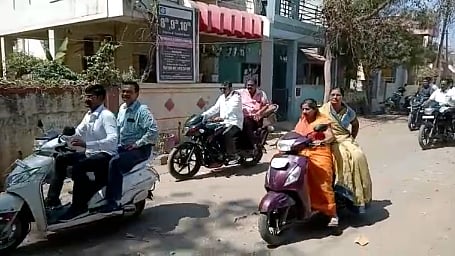 अरेच्चा... खराब रस्ते दाखविण्यासाठी..चक्क महापौरांना चालवावी लागली दुचाकी !