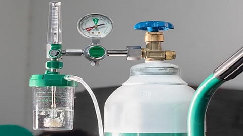 कोरोना कमी झाल्याचा सकारात्मक परिणाम, रुग्णालयीन ऑक्सिजन वापराचे प्रमाण निम्म्याने घटले