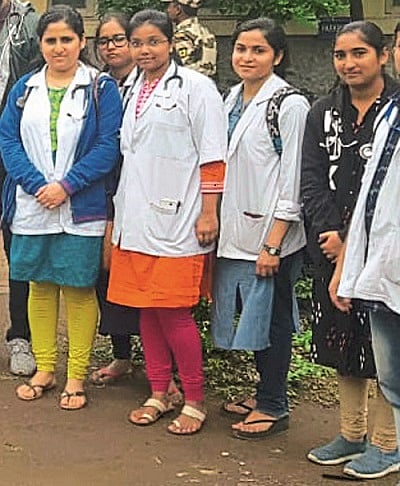 सांगली आणि कोल्हापूर पूरग्रस्त भागांत या पाच डॉक्टर मुलींनी सर्वांचा विरोध झुगारून पूरग्रस्तांची रात्रंदिवस सेवा केली आहे