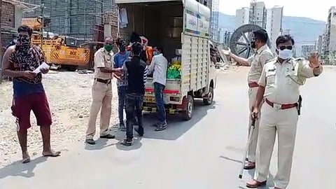 धारावीत जीवनावश्यक वस्तुंचे वाटप