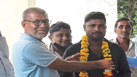 परतूर :  अशोक चिंचाणे याचा सत्कार करताना.