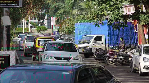 बेकायदा पार्किंगमुळे वाहतूक कोंडी झाली आहे