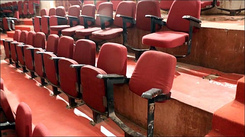 प्रा. रामकृष्ण मोरे प्रेक्षागृह, अंकुशराव लांडगे नाट्यगृहात सुविधांची वानवा