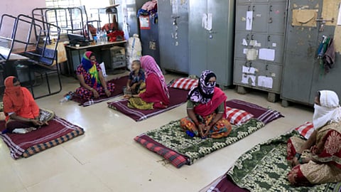 Video: निवारा केंद्रात परप्रांतीय बहुभाषिकाची जमली गट्टी...