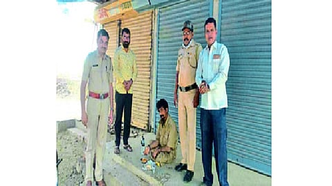 police helps beggers.png