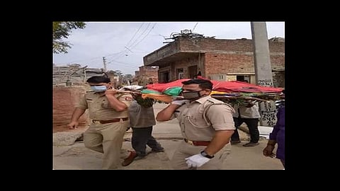 police came and do last rituals of helpless woman photo viral in uttar pradesh