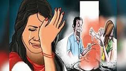 पतीने केलेल्या मारहाणीत उपळवेत विवाहितेचा गर्भपात; नऊ जणांवर गुन्हा