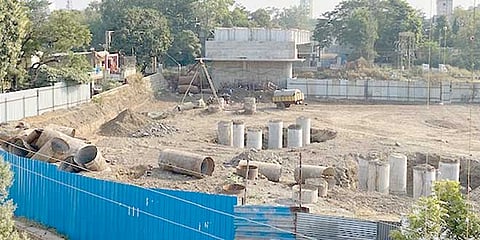 कसं होणार जळगावच ! उड्डाणपुल अर्धा बांधला गेला, तरी पूल ‘वाय’ किंवा ‘टी’ आकाराचा हवा हे ठरेणा