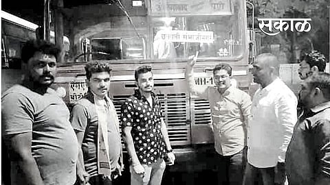 MNS activists Placed Board on pune Aurangabad st bus for demanding renamed as sambhajinagar