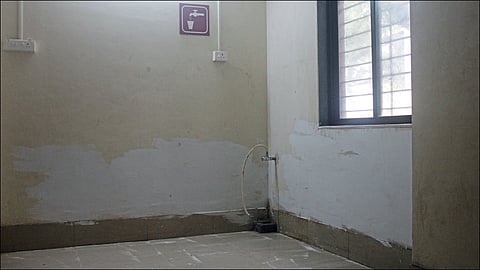 वॉटर कूलर काढून तेथील अस्वच्छतेच्या जागी पांढरा रंग मारण्यात आला आहे.