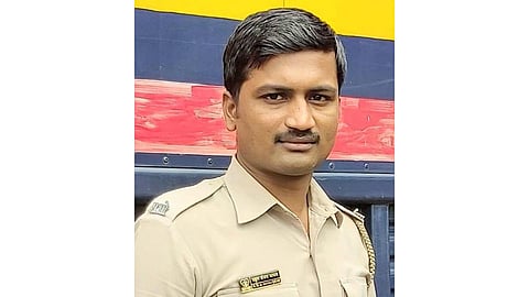 शाब्बास रे पठ्ठया ! चालत्या ट्रेनमधून उडी मारुन चाेरट्यास पकडले