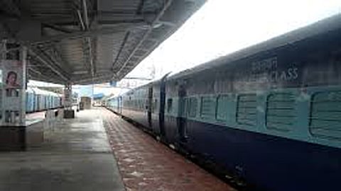 मुसळधार पावसामुळे रेल्वे वाहतुकीला फटका; अनेक गाड्या रद्द