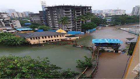 घोडबंदरमध्ये मुसळधार पावसानं घेतला पहिला बळी, ठाण्यातही अतिवृष्टीचा इशारा