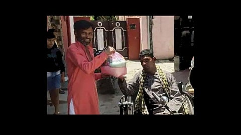 coronavirus lockdown beggar distributes rashan for 100 families at punjab