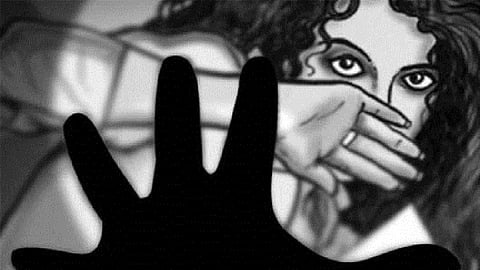 पोलीस कर्मचाऱ्यास बलात्काराच्या गुन्ह्यातंर्गत अटक