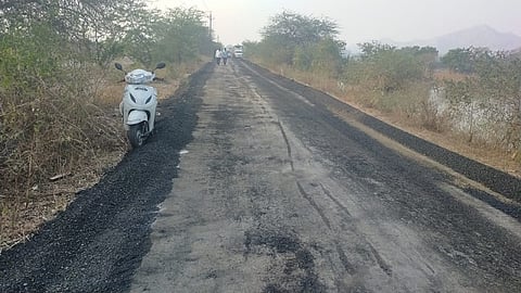 'रात्रीस खेळ चाले', दिवसा रस्ता उखडे..