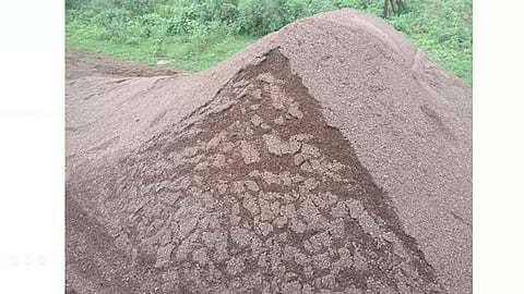 Four truck of illegal sand are seized