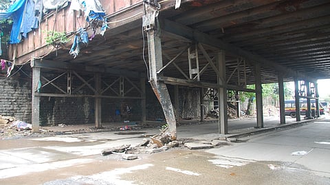 ट्रकच्या धडकेने रे रोडच्या पुलाला धोका