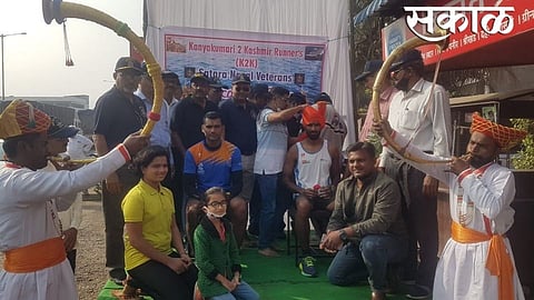 छत्रपती शिवाजी महाराजांच्या जयघाेषाने सातारा दुमदुमला; युवक काश्मीरला रवाना