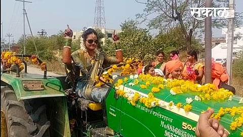 Bride come on tractor at place of wedding in yavatmal