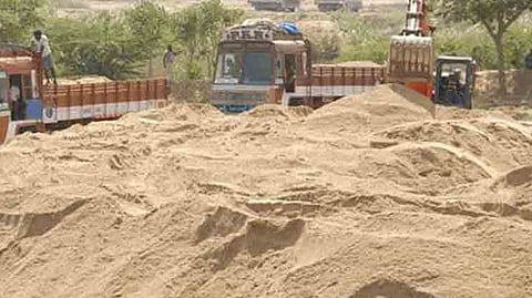 Jalgaon Crime News : टाकरखेडा, बांभोरीत 7 वाळू ट्रॅक्टर पकडले