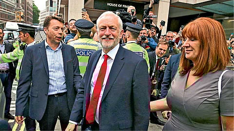 ब्रिटनमधील जनमताचा हेलकावा