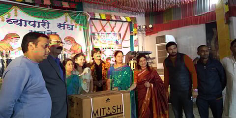 सावनेर : व्यावसायिकांना भेटवस्तू वाटप करताना अनुजा केदार व अन्य मान्यवर.