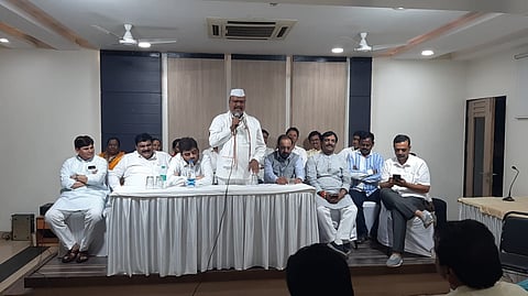 औरंगाबाद ः औरंगाबाद-जालना स्थानिक स्वराज्य निवडणुकीसंदर्भात शनिवारी रात्री पार पडलेल्या बैठकीत अब्दुल सत्तार, हर्षवर्धन जाधव, अंबादास दानवे, विनोद घोसाळकर, कृष्णा पाटील डोणगांवकर यांच्यासह पदाधिकारी.