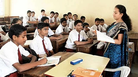 शिक्षकांच्या पेन्शन संदर्भात अत्यंत महत्त्वाची बातमी, वर्षा गायकवाडांनी दिलं 'हे' आश्वासन