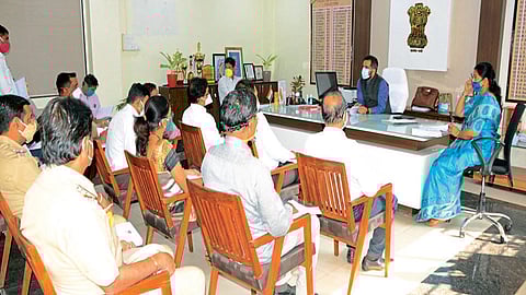 आचारसंहितेचे काटेकोरपणे पालन करा; जिल्हाधिकाऱ्यांच्या नागरिकांना सक्त सूचना