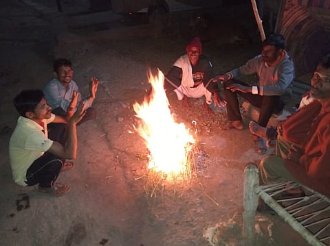 गोजेगाव ः औंढा तालुक्यातील गोजेगाव येथे थंडीपासून बचाव करण्यासाठी शेकोटी पेटवून उब घेतली जात आहे.