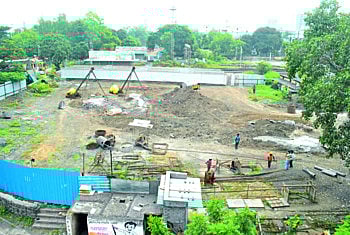 मुदत संपत आली तरी उड्डाणपुलाचे काम दोन वर्षापासून अपूर्ण