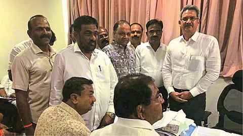 शिवसैनिकांनी पक्षाचे नेते अनिल देसाई यांची भेट घेतली.