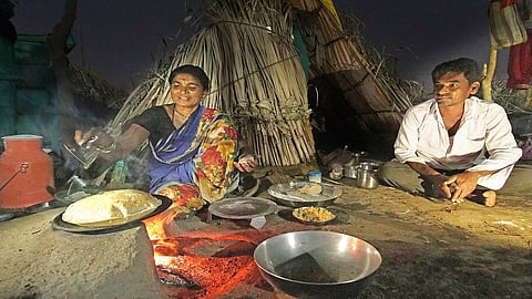 sugarcane cutting employee celebrate diwali without his child in kolhapur special story by matin shaikh