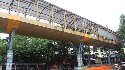 तिने स्कायवॉकवरून मारली उडी