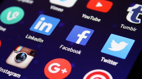 आपल्याला मुद्द्यांकडून भ्रमाकडे कोण नेते?