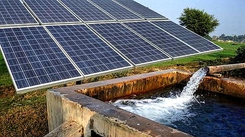 Akola News: Noise on field well, thief turns on battery, breaks solar energy plates